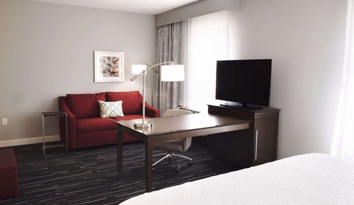 Studio, 1 King Bed, Refrigerator & Microwave (Wet bar)