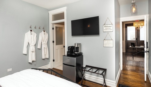 Standard Suite, 1 Queen Bed, Non Smoking, Private Bathroom