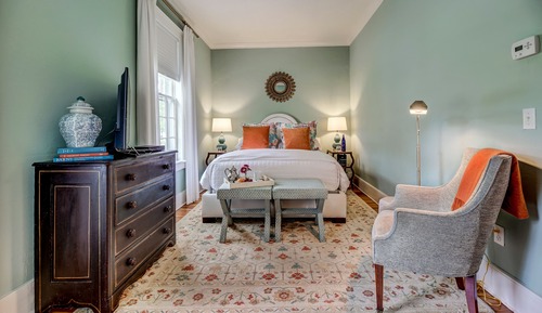 Guggenheim #4, 1 Queen Bed