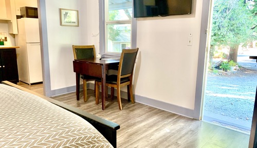 Deluxe Studio Suite, 1 King Bed, Kitchen, Ground Floor