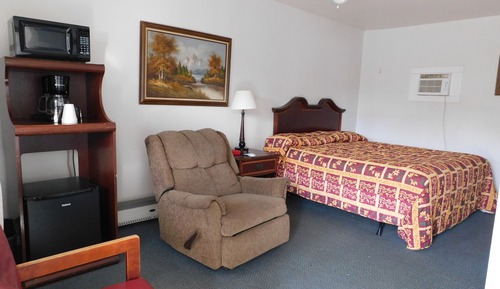 Single Room, 1 Queen Bed, Smoking, Refrigerator & Microwave