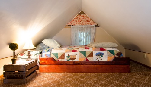 Carriage House Suite (Stationary Ladder to Loft with Dbl Bed. Air Mattress in Living Room)