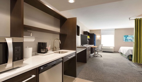 Studio Suite, 1 King Bed (Roll In Shower)