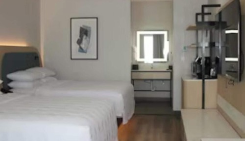 Premium Room, 2 Queen Beds (Wheelchair Accessible)