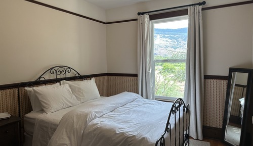 Single Room (Queen Room )