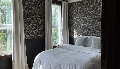 Double Room, Shared Bathroom (Queen Room)