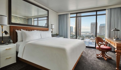 Deluxe Skyline Two Bedroom King/Queen Suite
