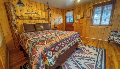 Deluxe Queen (Room 104)