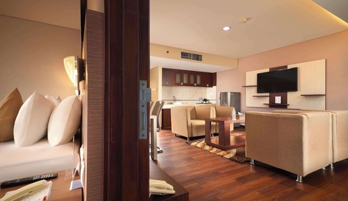 Executive Suite, 1 King Bed, Bathtub, City View