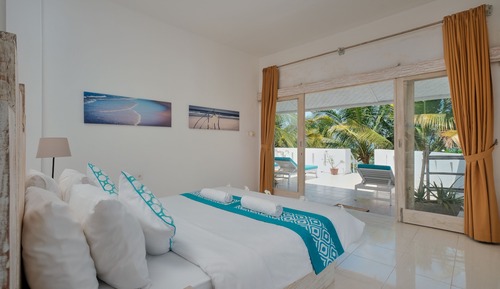 Deluxe King Bedroom with Balcony Sea View