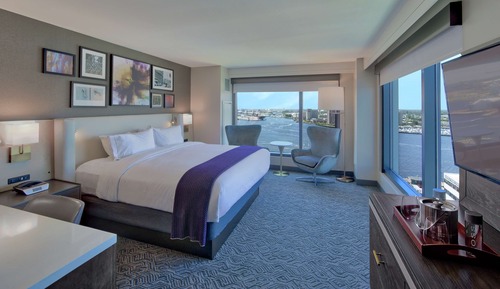 Executive Room, 1 King Bed, River View, Corner