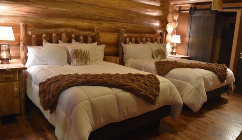 Small Cabin, 2 Queen Beds