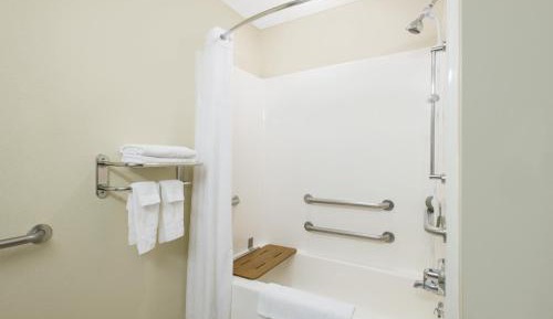 Queen Room with Mobility/Hearing Access - Non-Smoking