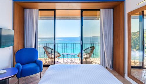 Club room 105 ft² with balcony - Panoramic sea view