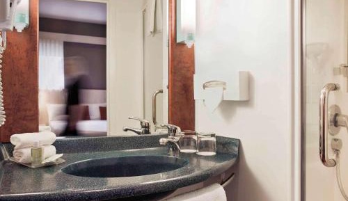 Standard Queen Room - Mobility Accessible