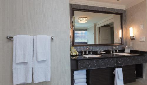 Sky Tower River Suite