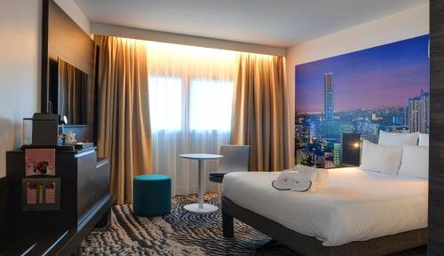 Executive Queen Room with 2-Seater Sofa - Paris View