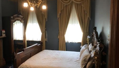 Upstairs Victorian Blue Room King Bed