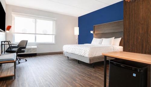King Room with Roll-In Shower - Mobility Access