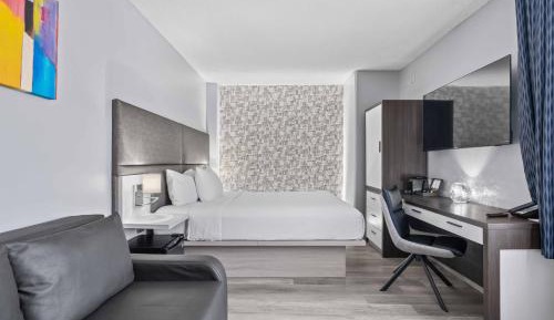 Corner Queen Room with Sofa Bed - Non-Smoking