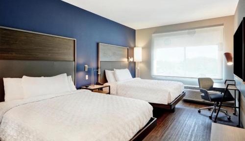 Queen Room with Two Queen Beds - Hearing Access
