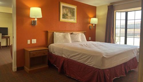 One-Bedroom King Suite - Non-Smoking