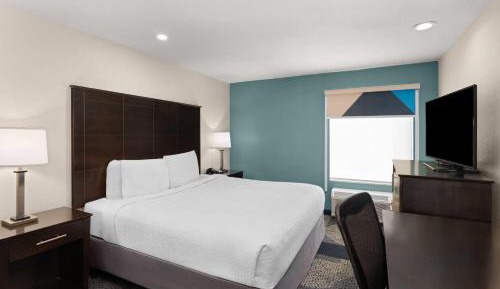 King Room with Mobility Access and Bathtub with Grab Bars, Non-Smoking