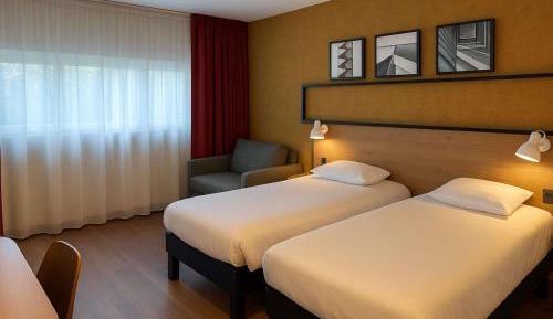 Classic Room with Two Single Beds and Sofa Bed 