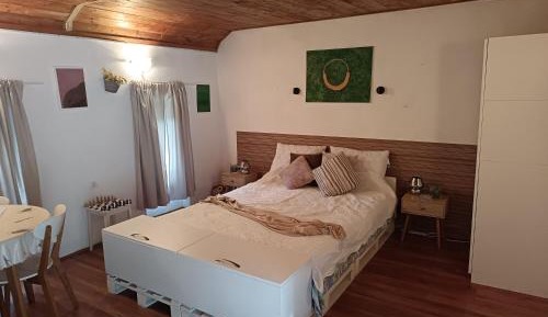 Zero-Bedroom Studio with Terrace