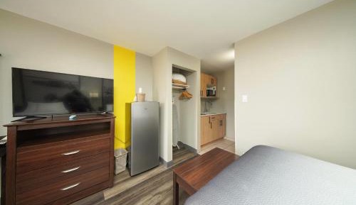 Deluxe Studio with Two Double Beds - Non-Smoking