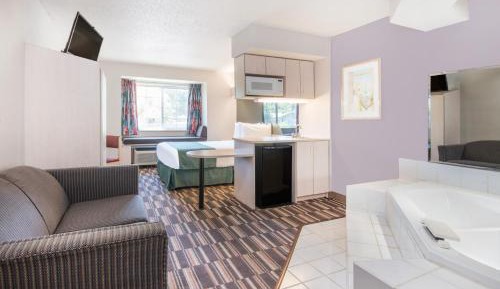 Deluxe Queen Studio Suite - Non-Smoking