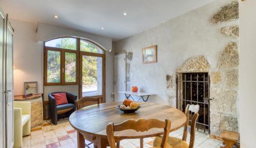 Two-Bedroom Deluxe Apartment with Garden View