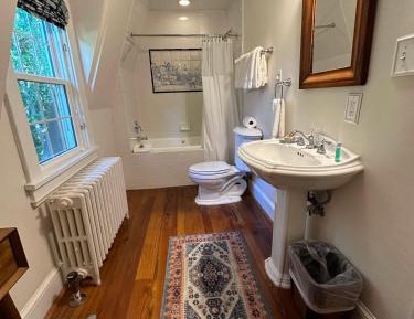 Deluxe Queen Suite