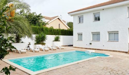 Villa with Garden View