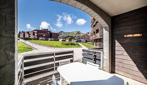One-Bedroom Apartment with Garden View