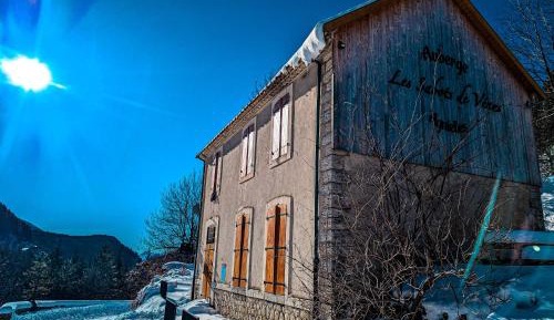 Three-Bedroom Apartment with Mountain View