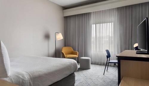 King Room with Adapted Tub - Mobility Accessible