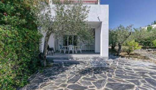 One-Bedroom Apartment with Garden View