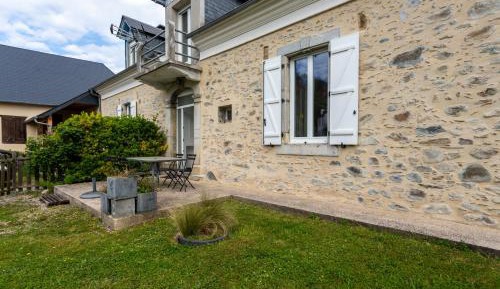 Three-Bedroom Apartment with Mountain View
