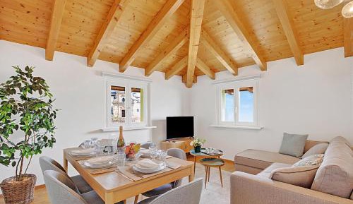 Apartment with Mountain View