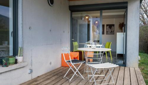 One-Bedroom Apartment with Garden View