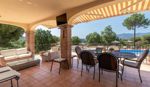 Villa with Garden View