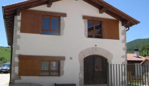 Three-Bedroom Apartment with Mountain View