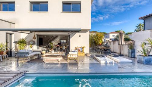 Villa with Garden View