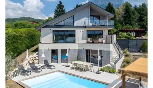 Villa with Garden View