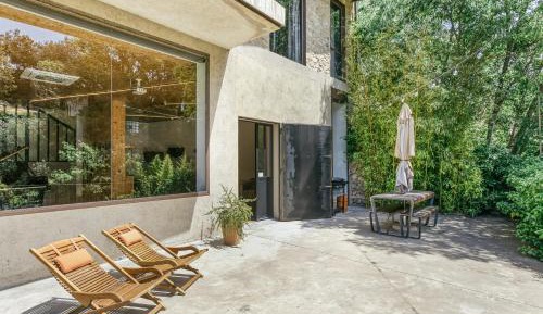 One-Bedroom Apartment with Garden View