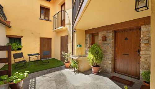 Two-Bedroom Apartment with Mountain View