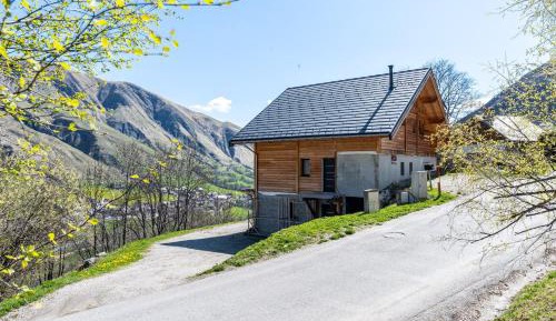 Three-Bedroom Apartment with Mountain View