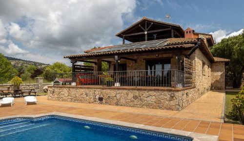 Three-Bedroom Apartment with Mountain View