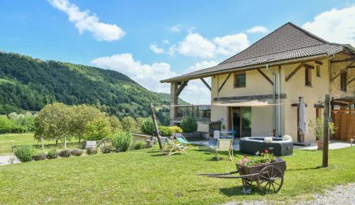 Two-Bedroom Deluxe Apartment with Garden View